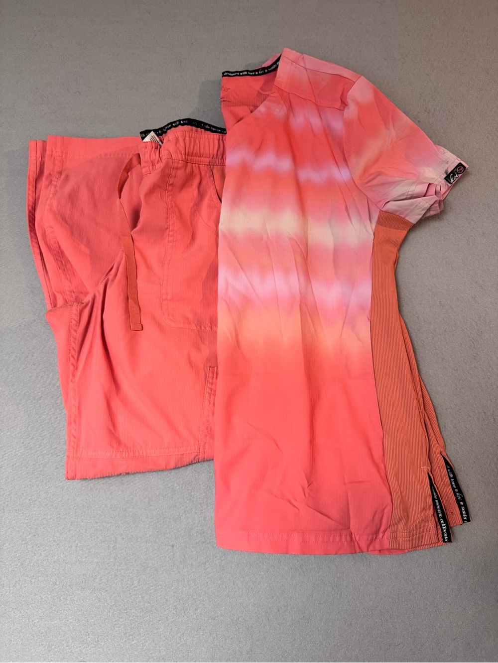 koi Women’s Coral Gradient Tie-Dye Scrub Set Size Large